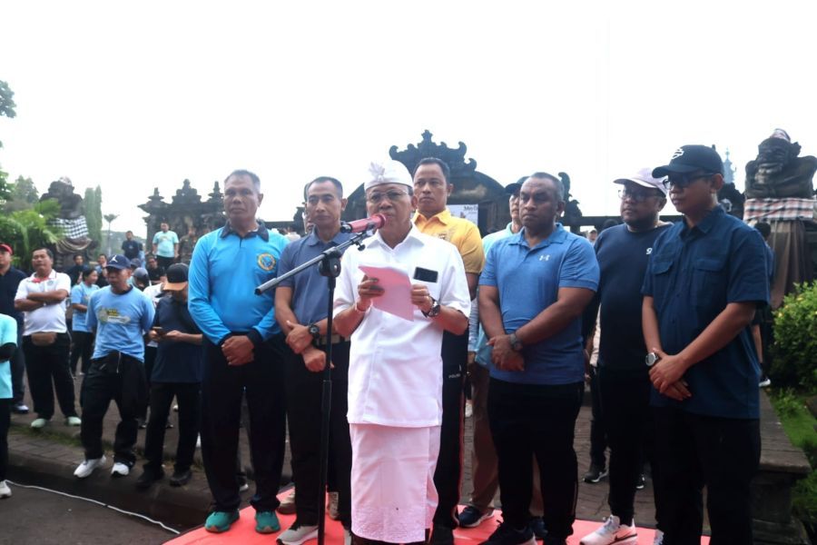 Gubernur Bali Wayan Koster mengapresiasi peringatan Hari Buruh Internasional (May Day) Tahun 2026 yang dipusatkan di Lapangan Puputan Margarana Niti Mandala Denpasar, Bali,  Jumat (1/5/2026). (foto/sukadana)
