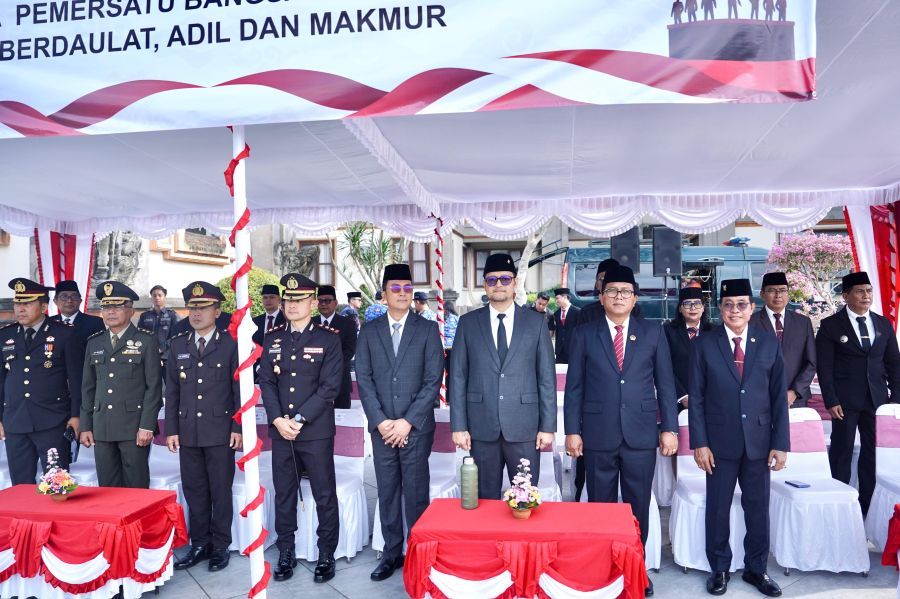 Wabup Badung Bagus Alit Sucipta menjadi inspektur upacara saat Peringatan Hari Kesaktian Pancasila Tahun 2026 di Lapangan Mangupraja Mandala, Puspem Badung, Bali, Kamis (1/10/2026). (foto/adi)