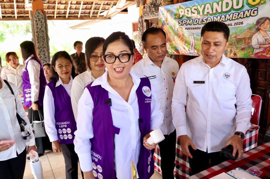 Ketua Tim Pembina Posyandu Kabupaten Tabanan, Ny. Rai Wahyuni Sanjaya atau yang akrab disapa Bunda Rai, turun langsung meninjau pelaksanaan Posyandu 6 Standar Pelayanan Minimal (6 SPM) di Desa Adat Dukuh Pulu, Desa Mambang, Kecamatan Selemadeg Timur, Tabanan, Bali, Selasa (19/5/2026). (foto/prokopimtabanan)