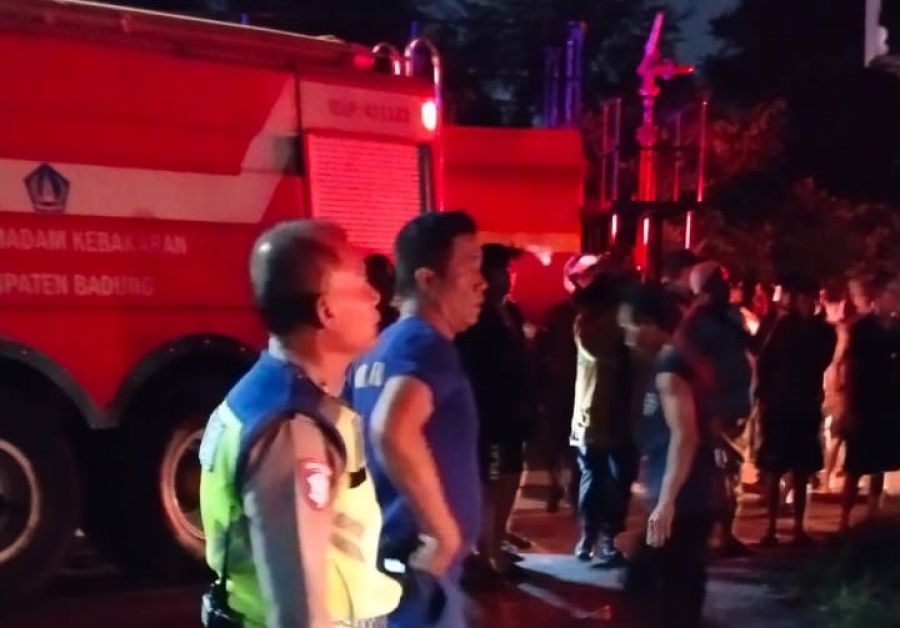 Petugas Damkar memadamkan kebakaran bangunan ruko di Jalan Segara Madu No. 56, Lingkungan Kelan, Kelurahan Tuban, Kuta, Badung, Bali, Rabu (19/11/2025) sekitar pukul 19.30 Wita. (foto/hes)