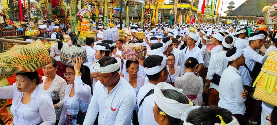 Bertepatan dengan Hari Raya Pagerwesi, Rabu (8/4/2026) Buda Kliwon Sinta, Pura Ulun Danu Batur dipadati umat Hindu dari berbagai kabupaten/kota se-Bali yang melaksanakan persembahyangan serangkaian Karya Ngusaba Kedasa. (foto/sukadana)