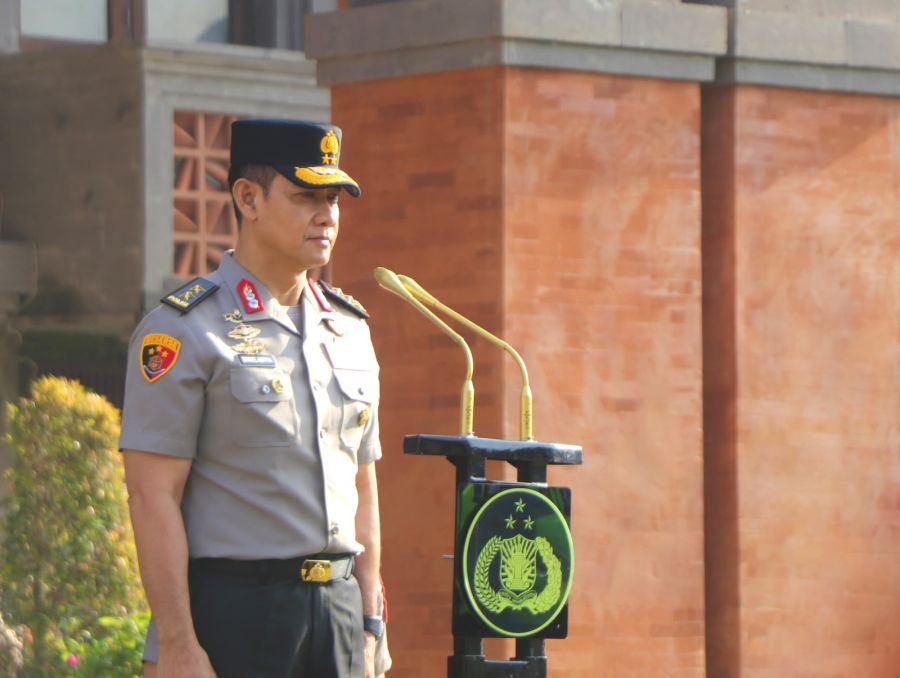 Irjen. Pol. Daniel Adityajaya, S.H., S.I.K., M.Si., menyampaikan pesan dan kesan terakhir kepada jajaran Polda Bali saat apel terakhir di Mapolda Bali, Senin (12/10/2025). (foto/hes)