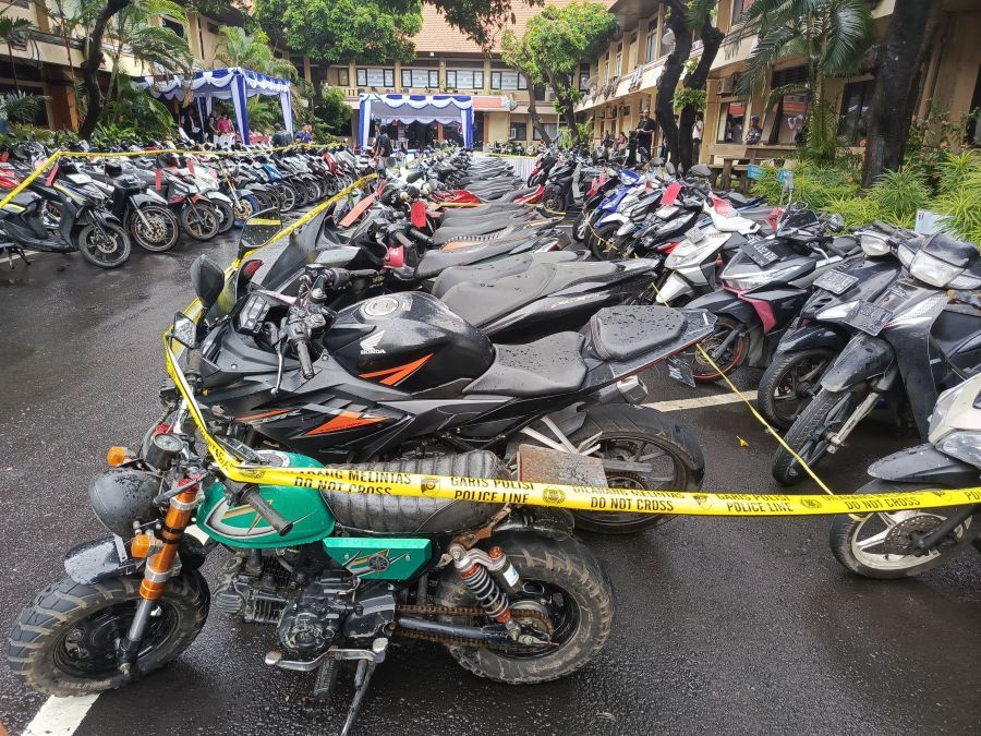 Barang bukti sepeda motor hasil pencurian yang dipaparkan Kapolda Bali Irjen Pol Daniel Adityajaya dalam jumpa pers di Mapolda Bali, Selasa (24/2/2026), (foto/hes)