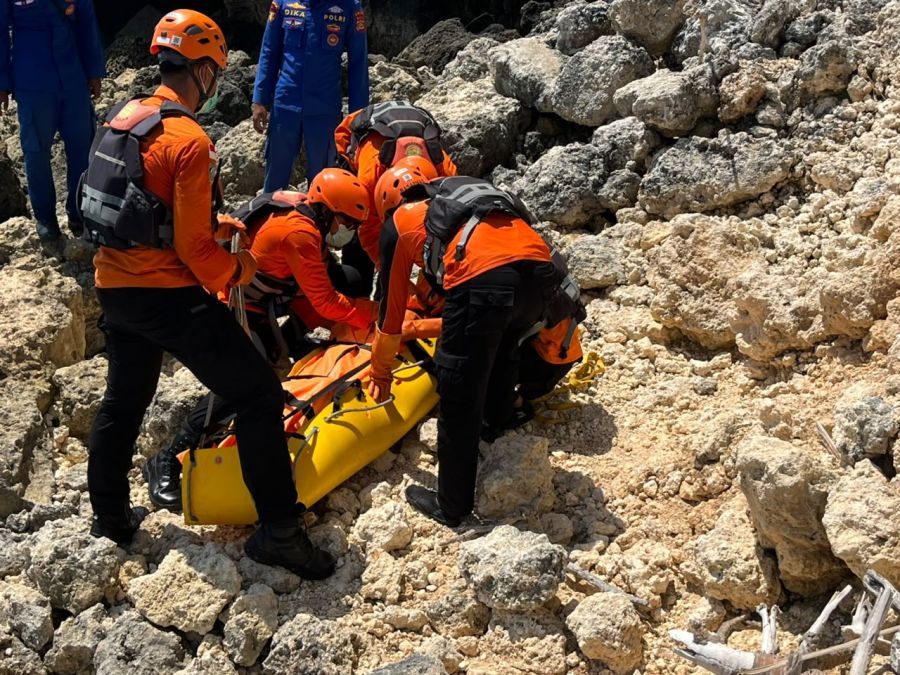 Petugas mengevakuasi mayat G Artem, bule Rusia yang hilang dan ditemukan tewas di sekitar Tanjung Mebulu, Desa Pecatu, Kecamatan Kuta Selatan, Kabupaten Badung, Bali, Sabtu (26/9/2026). (foto/hes)
