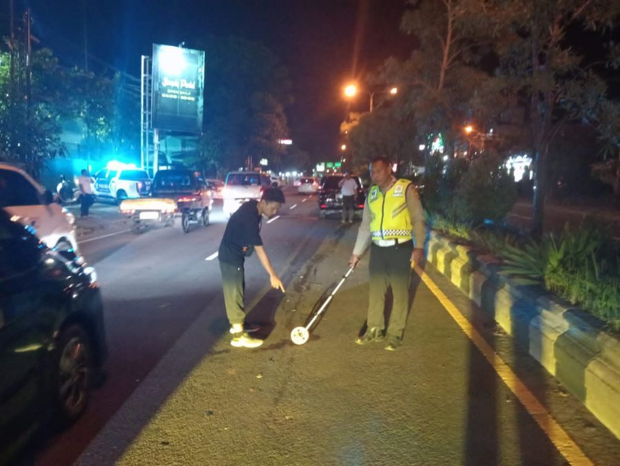 Dua unit mobil mengalami kecelakaan di Jalan Raya By Pass I Gusti Ngurah Rai tepatnya di depan Toko Kids Soho, Kelurahan Sanur, Denpasar Selatan, Denpasar, Bali, Senin (19/1/2026) malam. (foto/hes)