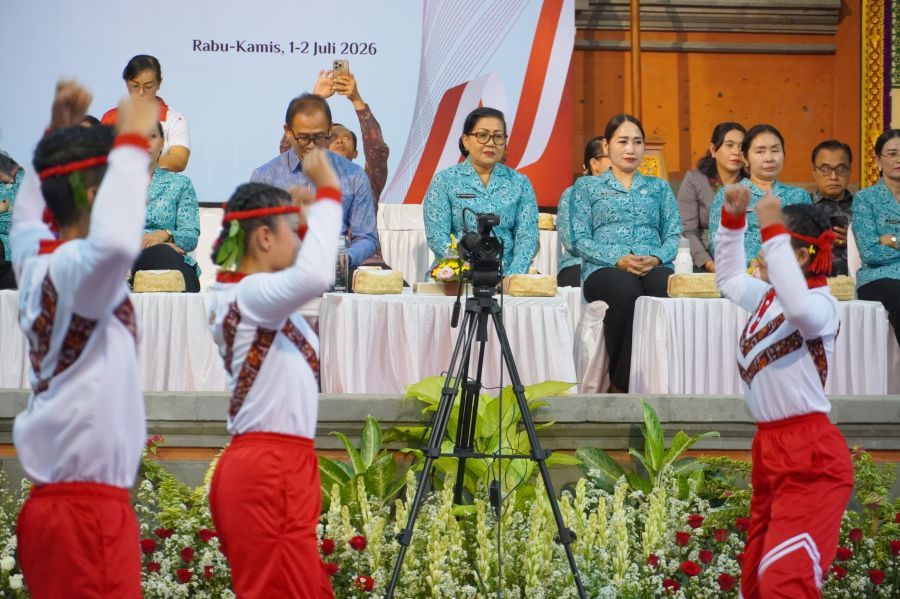 Ketua Tim Penggerak PKK Provinsi Bali, Ny. Putri Suastini Koster pada acara perlombaan yang melibatkan para pelajar dalam sejumlah kegiatan yang menjadi bagian dari peringatan Hari Kesatuan Gerak (HKG) PKK ke-54 tingkat Provinsi Bali, di Denpasar, Rabu (1/7/2026). (foto/sukadana)