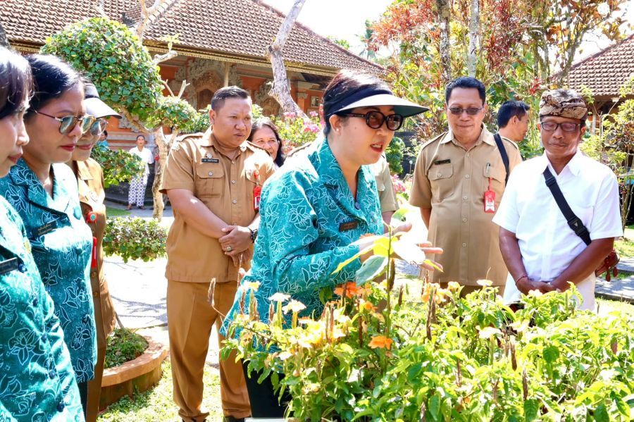 Ketua TP PKK Kabupaten Tabanan, Ny. Rai Wahyuni Sanjaya, saat melakukan penilaian Lomba Aku Hatinya PKK sebagai rangkaian peringatan HKG PKK Ke-54 yang dirangkaikan dengan peninjauan dan pembinaan Lomba Telajakan serta Pengelolaan Sampah Berbasis Sumber (PSBS) TP Posyandu yang dilaksanakan oleh TP Posyandu Provinsi Bali, Senin (24/8/2026). (foto/prokopimtabanan)