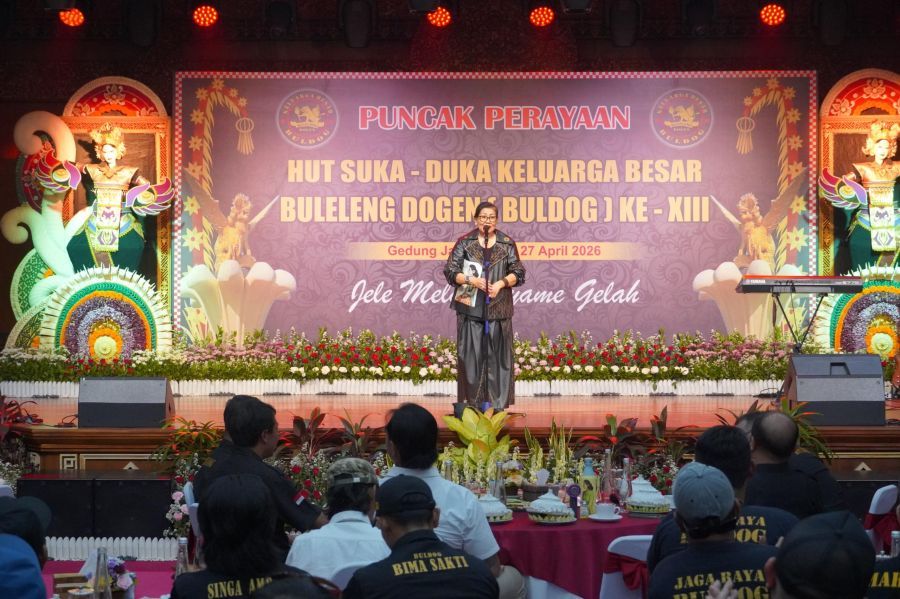 Pendamping Gubernur Bali, Ibu Putri Koster memberikan sambutan dalam rangka peringatan Hari Ulang Tahun ke-13 Keluarga Besar Suka Duka Buleleng Dogen (BULDOG) di Gedung Kerta Sabha, Denpasar, Bali, Senin (27/4/2026). (foto/sukadana)