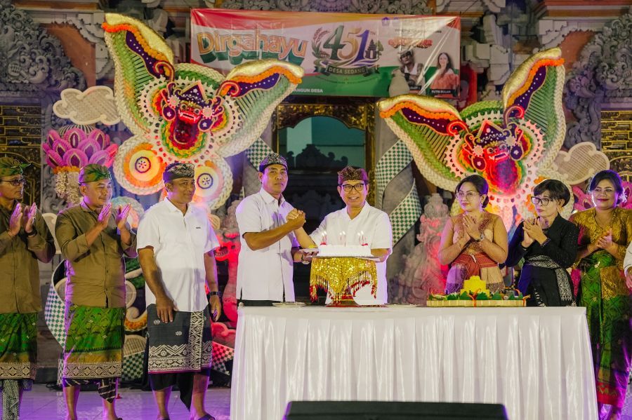 Bupati Badung I Wayan Adi Arnawa menghadiri perayaan HUT Ke-451 Desa Sedang Tahun 2026 di Wantilan Jaba Pura Dalem Desa Adat Sedang, Desa Sedang, Kecamatan Abiansemal, Badung, Bali, Minggu (19/7/2026). (foto/adi)