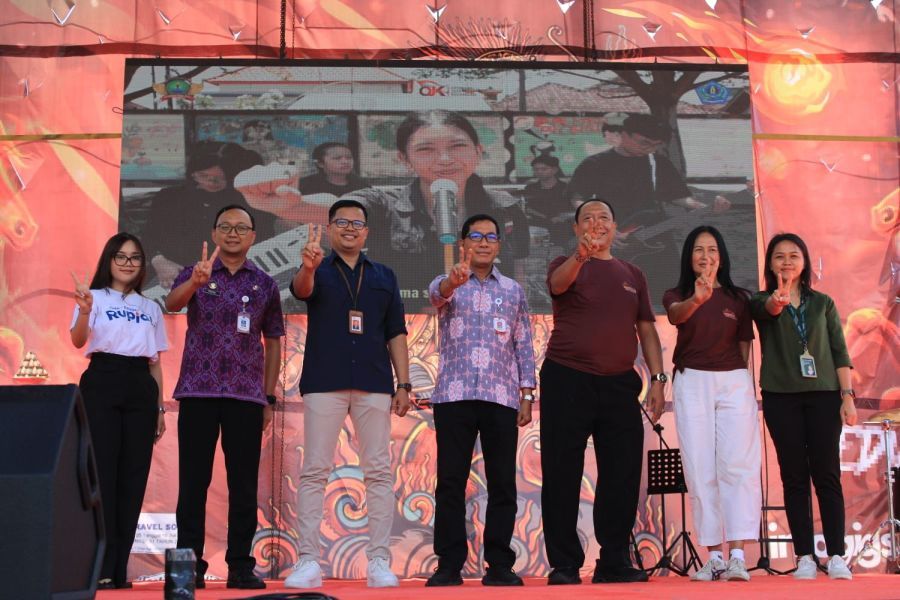 Sekda Kota Denpasar, I Gusti Ngurah Eddy Mulya didampingi Kadis Pendidikan, Kepemudaan dan Olahraga Kota Denpasar, A.A. Gede Wiratama, saat melaunching Aplikasi Tampan Spentwo dalam rangka HUT ke-61 SMPN 2 Denpasar di Lapangan Olahraga SMPN 2 Denpasar, Bali, Jumat (28/8/2026). (foto/sukadana)