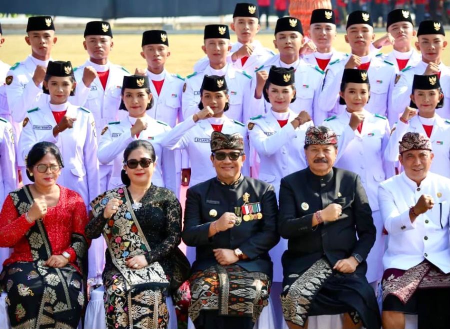 Bupati Tabanan, Dr. I Komang Gede Sanjaya, S.E., M.M., memimpin Upacara Bendera Detik-Detik Proklamasi Kemerdekaan Republik Indonesia ke-81 Tahun 2026 di Lapangan Alit Saputra, Tabanan, Bali, Senin (17/8/2026). (foto/prokopimtabanan)