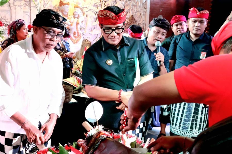 Bupati Tabanan, Dr. I Komang Gede Sanjaya, S.E., M.M. menghadiri acara parade babi guling yang digelar di Balai Banjar Pande, Desa Dajan Peken, Kabupaten Tabanan, Bali, dalam menyambut Hari Ulang Tahun (HUT) ke-81 Republik Indonesia, Minggu (16/8/2026). (foto/prokopimtabanan)
