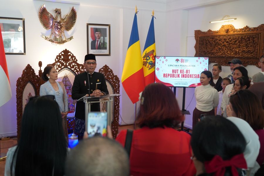 Duta Besar RI untuk Rumania dan Republik Moldova, Meidyatama Suryodiningrat, bersama masyarakat Indonesia dan Rumania pada acara kebersamaan HUT ke-81 Kemerdekaan RI di KBRI Bucharest, Rumania, Senin (17/8).