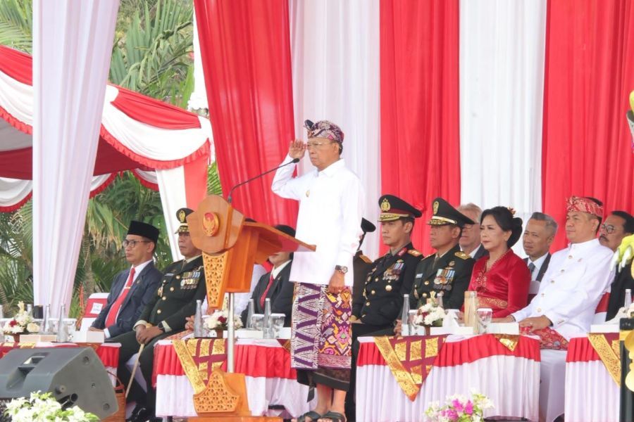 Gubernur Bali, Wayan Koster memimpin upacara peringatan Hari Ulang Tahun (HUT) ke-81 Kemerdekaan Republik Indonesia di Lapangan Niti Mandala Renon, Denpasar, Bali, Senin (17/8/2026). (foto/sukadana)