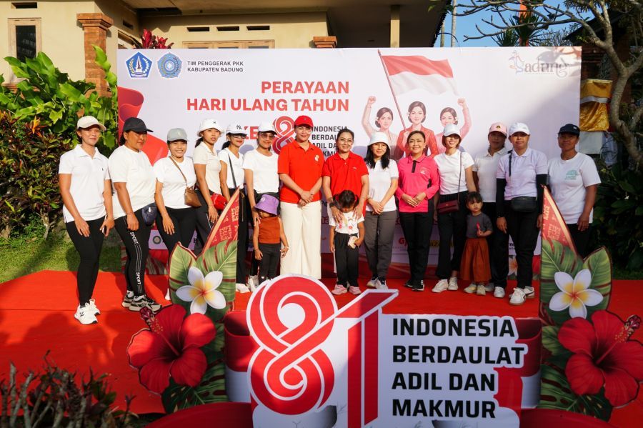 Ketua TP. PKK Badung, Nyonya Rasniathi Adi Arnawa dan Ketua GOW Nyonya Yunita Alit Sucipta membuka Lomba antar Organisasi Wanita se-Kabupaten Badung di Alam Tirta Outbound, Samuan Kangin, Desa Carangsari, Kecamatan Petang, Badung, Bali, Selasa (18/8/2026). (foto/adi)