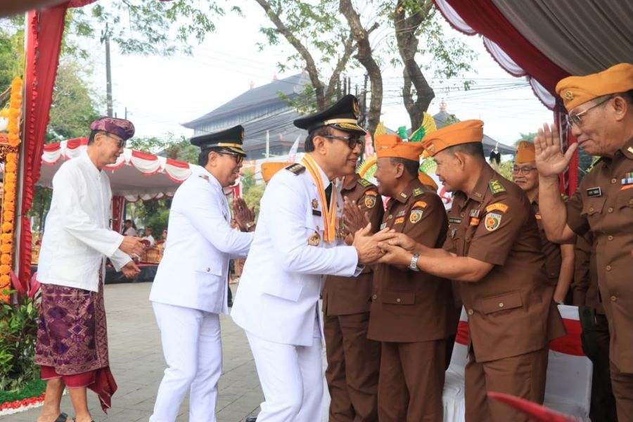 Walikota Denpasar, I Gusti Ngurah Jaya Negara dalam pelaksanaan Upacara Bendera dalam rangka memperingati HUT ke-81 Republik Indonesia di Kota Denpasar, di Lapangan Lumintang, Denpasar, Bali, Senin (17/8/2026). (foto/sukadana)
