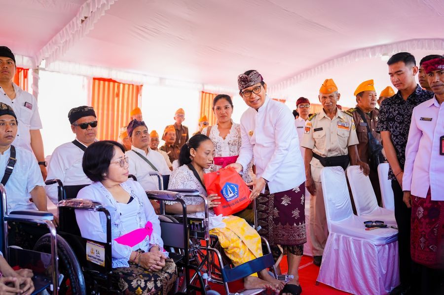 Bupati Badung I Wayan Adi Arnawa menjadi Inspektur Upacara saat Upacara Peringatan HUT. Ke-81 Kemerdekaan RI di Lapangan Pusat Pemerintahan (Puspem) Badung, Bali, Senin (17/8/2026). (foto/adi)