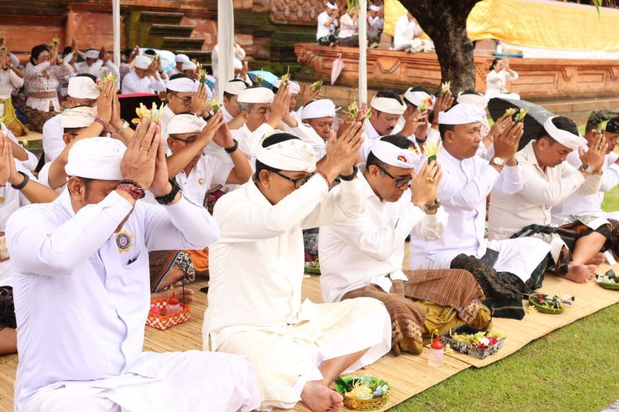 Persembahyangan bersama dipimpin Walikota Denpasar, IGN Jaya Negara didampingi Sekda Kota Denpasar, IGN Eddy Mulya  di Pura Agung Jagatnatha, Denpasar, Bali, Senin (23/2/2026). (foto/sukadana)