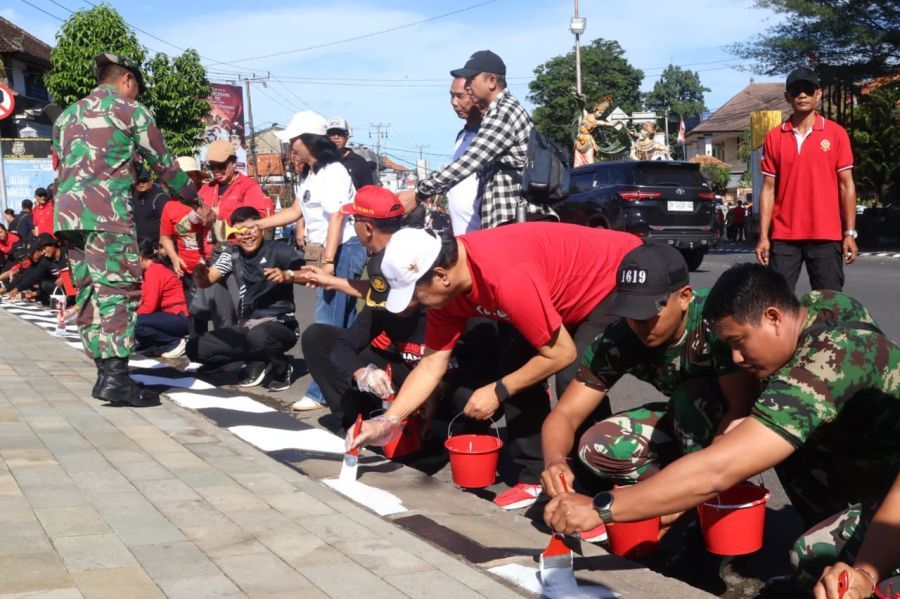 podiumnews.com-HUT Kota Singasana, Pemkab Tabanan Warnai Kota dengan Gotong Royong