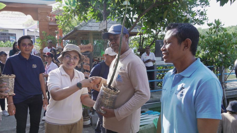 podiumnews.com-HUT Perumda Tirta Mangutama, Ketua PKK Badung Dukung Penanaman 2.000 Mangrove