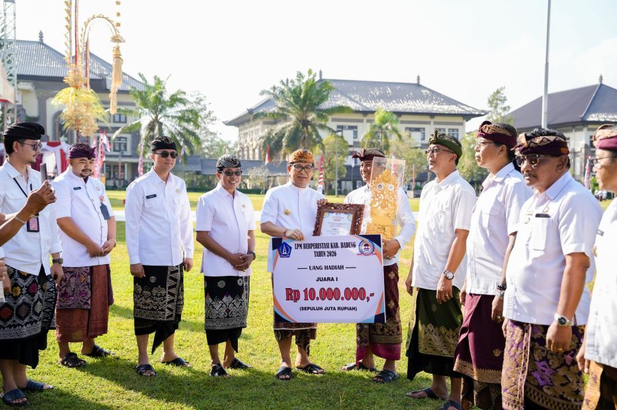 Bupati Badung I Wayan Adi Arnawa menjadi Inspektur Upacara saat HUT Ke-68 Provinsi Bali di Lapangan Mangupraja Mandala, Puspem Badung, Bali, Jumat (14/8/2026). (foto/adi)