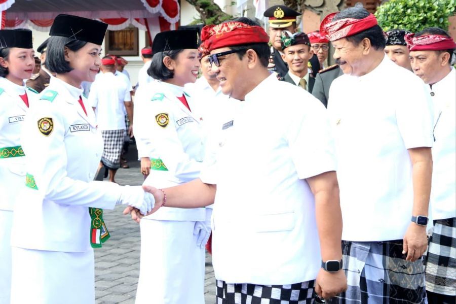 Bupati Tabanan Dr. I Komang Gede Sanjaya, S.E., M.M. bertindak sebagai Inspektur Upacara memperingati hari jadi ke-68 Provinsi Bali, di Halaman Depan Kantor Bupati Tabanan, Bali, Jumat (14/8/2026). (foto/prokopimtabanan)