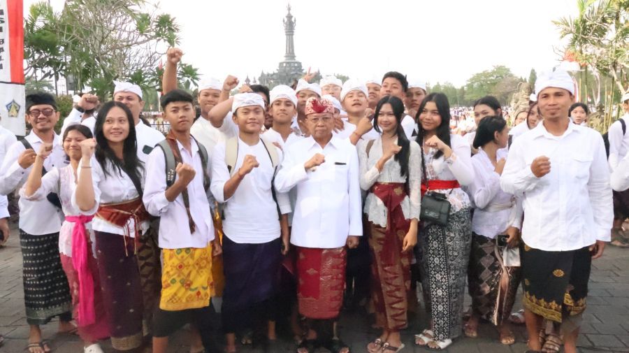 Gubernur Bali Wayan Koster saat Peringatan Hari Jadi ke-68 Provinsi Bali, di Lapangan Niti Mandala Renon, Denpasar, Bali, Jumat (14/8/2026). (foto/sukadana)