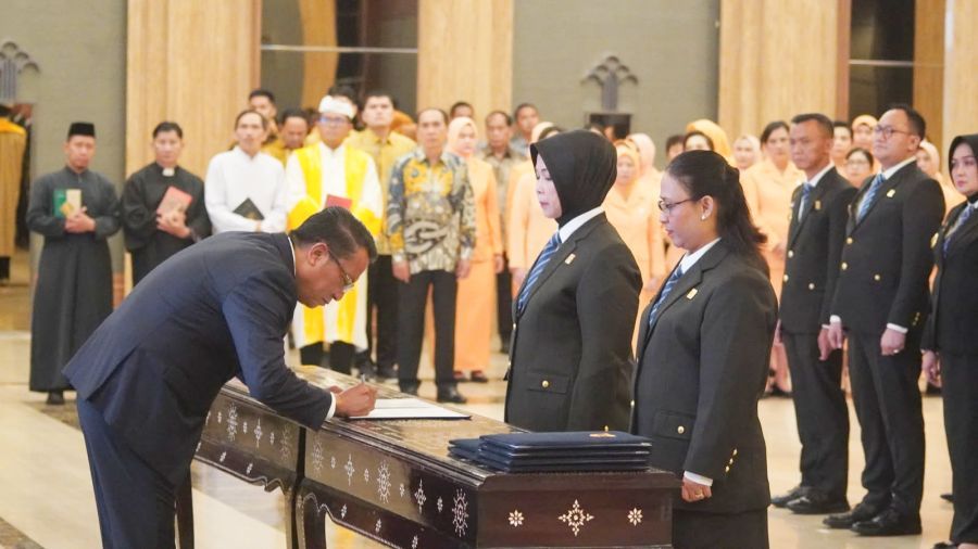 Menteri Hukum Republik Indonesia, Supratman Andi Agtas, melantik I Gusti Putu Milawati sebagai Kepala Kantor Wilayah Kementerian Hukum Bali dalam Pelantikan dan Pengambilan Sumpah/Janji Jabatan Manajerial dan Nonmanajerial di Graha Pengayoman Kementerian Hukum, Jakarta, Senin (5/10/2026). (foto/Kanwil Kemenkum Bali)