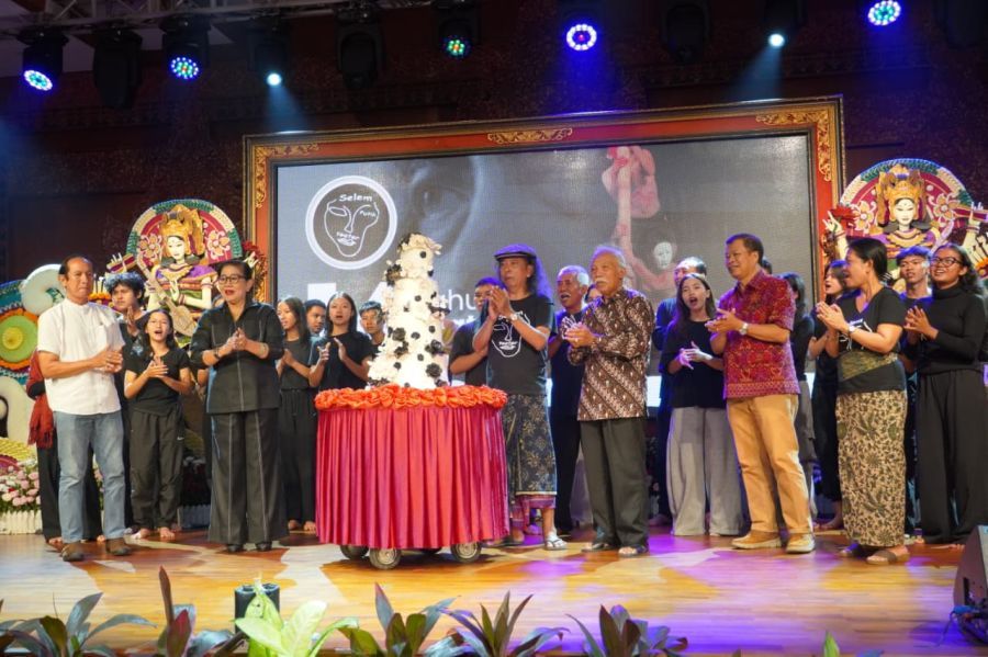 Memperingati Hari Teater Sedunia yang jatuh pada 27 Maret 2026, Ibu Putri Koster melaksanakan ramah tamah dengan para pelaku teater di Bali, bertempat di Gedung Kertha Sabha, Jaya Sabha, Denpasar, Bali, Jumat (27/3/2026). (foto/sukadana)