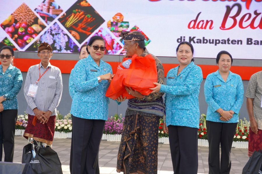 Pasar Rakyat "Masyarakat Berbelanja dan Berbagi" digelar TP PKK Provinsi Bali, di Alun-Alun Kota Bangli, Bali, Rabu (8/7/2026). (foto/sukadana)