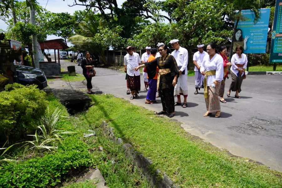 Ketua Tim Pembina Posyandu Provinsi Bali, Ibu Putri Koster, meninjau langsung kesiapan pelaksanaan Bimbingan Teknis (Bimtek) Bina Kader Posyandu se-Bali di UPTD Bapelkesmas Dinas Kesehatan Provinsi Bali, Biaung, Denpasar, Selasa (3/3/2026). (Foto/sukadana)