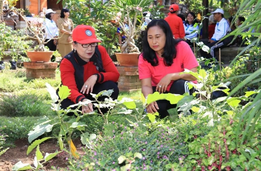 Pastikan Pelaksanaan Bantuan, Ny. Putri Hariyani Lakukan Monev Ke Desa Tohpati