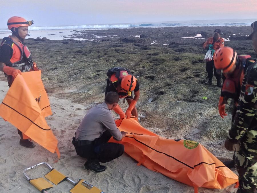Petugas mengevakuasi mayat GFS, yang sebelumnya disebut Mr.X, yang ditemukan di atas batu karang tepian Pantai Savaya Desa Ungasan, Kuta Selatan, Badung, Bali, Minggu (19/4/2026). (foto/hes)