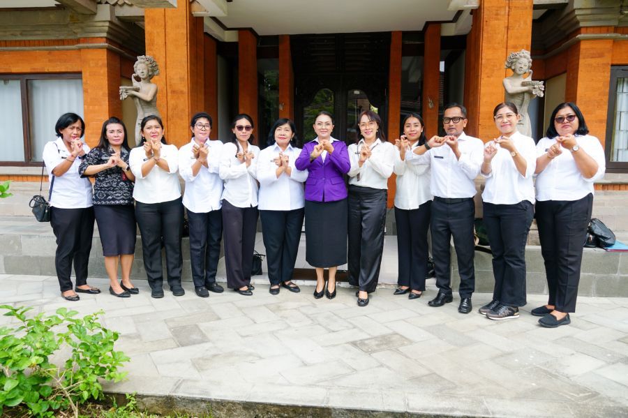 Ketua Tim Pembina Posyandu Kabupaten Badung, Nyonya Rasniathi Adi Arnawa saat mengikuti sesi presentasi dan wawancara Lomba Posyandu Tingkat Provinsi Bali di Gedung Wanita Nari Graha, Denpasar, Bali, Selasa (8/9/2028). (foto/adi)