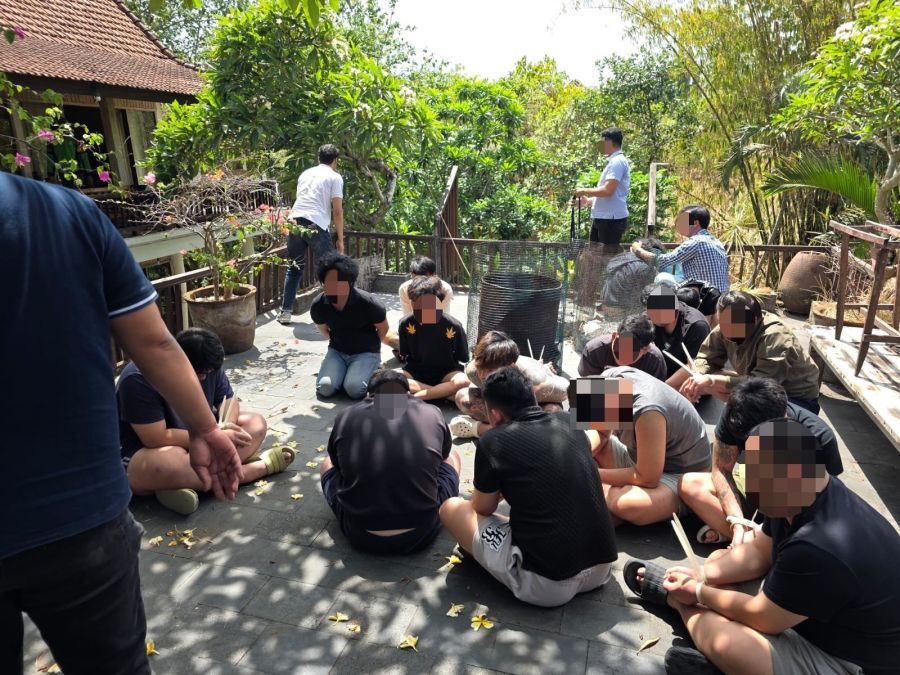 Imigrasi Ngurah Rai mengamankan 17 warga negara asing (WNA) asal Malaysia dan Singapura yang terlibat kasus scam di Kuta. Belasan pelaku ini diduga menyalahgunakan izin tinggal dalam Operasi Keimigrasian Mandiri di kawasan Dalung, Kuta Utara, Badung, Bali, Kamis (22/10/2026). (foto/hes)