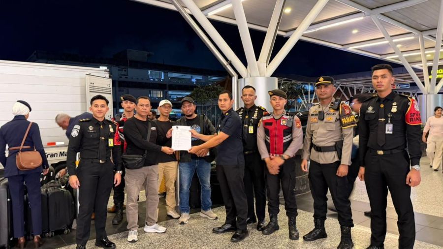Kantor Imigrasi Ngurah Rai menunda keberangkatan 13 warga negara Indonesia (WNI) calon haji yang berangkat secara ilegal ke Kuala Lumpur, Malaysia melalui Terminal Keberangkatan Internasional Bandar Udara I Gusti Ngurah Rai, Badung, Bali, Jumat (22/5/2026) lalu. (foto/hes)