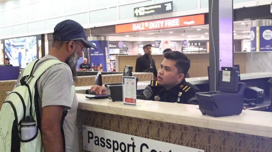 Pelayanan Imigrasi terhadap orang asing di Bandara Soekarno-Hatta, baru-baru ini. (imigrasi.go.id)