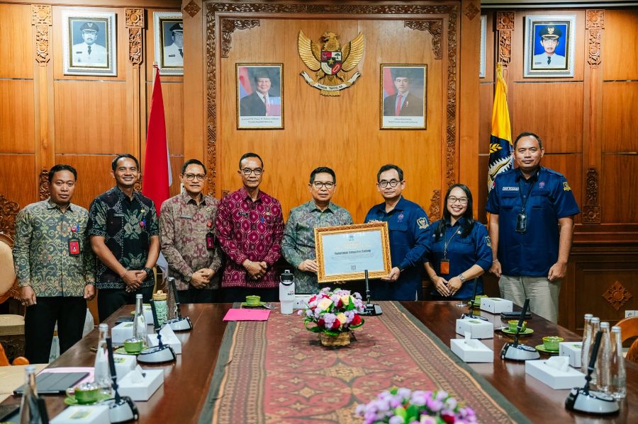 Bupati Badung I Wayan Adi Arnawa saat menerima penghargaan dari Kepala Kantor Regional X BKN Satya Pratama di Ruang Nayaka Gosana I, Pusat Pemerintahan (Puspem) Badung, Bali, Selasa (23/6/2026). (foto/adi)