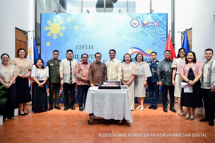 Wamenkomdigi Nezar Patria menyampaikan sambutan dalam acara Peringatan Hari Proklamasi Kemerdekaan Filipina ke-128 di Kantor Kedutaan Besar Filipina Untuk Indonesia, Jakarta Pusat, Minggu (14/6/2026). (foto/komdigi.go.id/DRA)