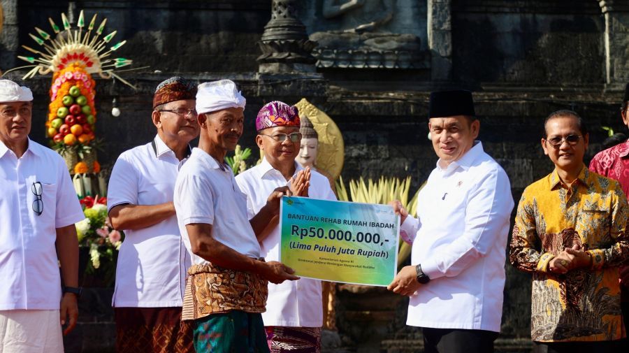 Sebanyak 50 bhikkhu dari sejumlah negara Asia Tenggara memulai perjalanan suci bertajuk Indonesia Walk For Peace 2026 dari Brahma Vihara Arama, Kabupaten Buleleng, Bali menuju Candi Borobudur, Magelang, Jawa Tengah, Jumat (9/5/2026). (foto/sukadana)