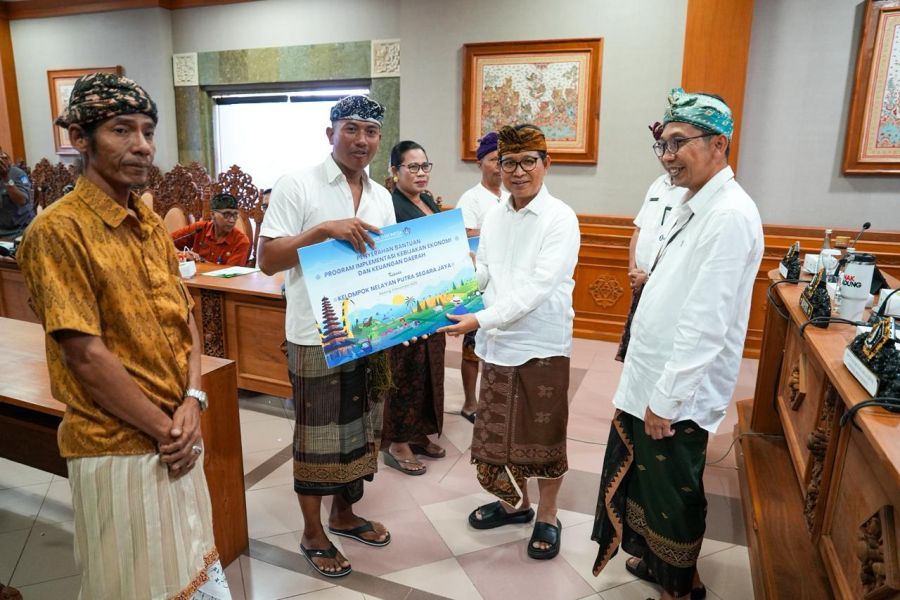 Bupati Badung I Wayan Adi Arnawa saat menghadiri Rapat Koordinasi/High Level Meeting TPID di Ruang Rapat Nayaka Gosana 3 (Lt.2), Puspem Badung, Bali, Kamis (6/11/2025). (foto/adi)