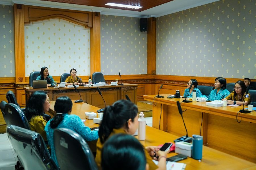 Ketua TP. PKK Badung, Nyonya Rasniathi Adi Arnawa, menggelar Rapat Kerja bersama TP. PKK Kecamatan se-Kabupaten Badung di Ruang Rapat lantai III, Balai Budaya Giri Nata Mandala, Puspem Badung, Bali, Senin (12/1/2026). (foto/adi)