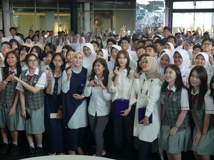 Menteri Komunikasi dan Digital Meutya Hafid bersama anak-anak peserta kegiatan Kelas Digital Sahabat Tunas: Tunggu Anak Siap di Garuda Spark Innovation Hub, Jakarta, Senin (9/3/2026). (Foto/Noel/Indonesia.go.id)