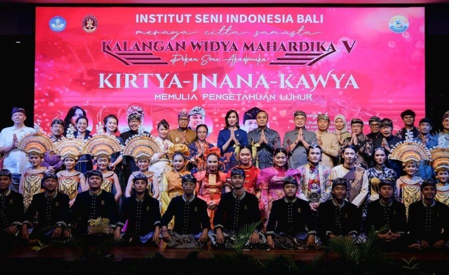 Menteri Pariwisata Widiyanti Putri Wardhana saat mengunjungi Pameran Tunggal Profesor Wayan Kun Adnyana di Kampus ISI Bali, di Denpasar, Rabu (25/3/2026). (kemenpar.go.id)