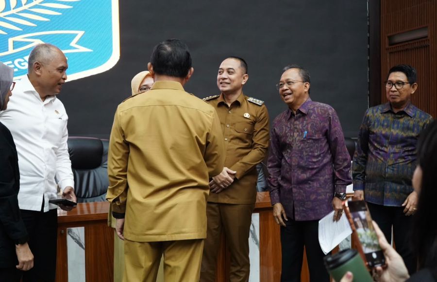 Gubernur Bali Wayan Koster saat menghadiri Rapat Koordinasi (Rakor) dan Monitoring Pelaksanaan Kegiatan Perluasan Piloting Digitalisasi Bansos di 43 kabupaten/kota yang berlangsung di Gedung Sasana Bhakti Praja Lantai 3 Kementerian Dalam Negeri, Jakarta, Selasa (30/6/2026). (foto/sukadana)