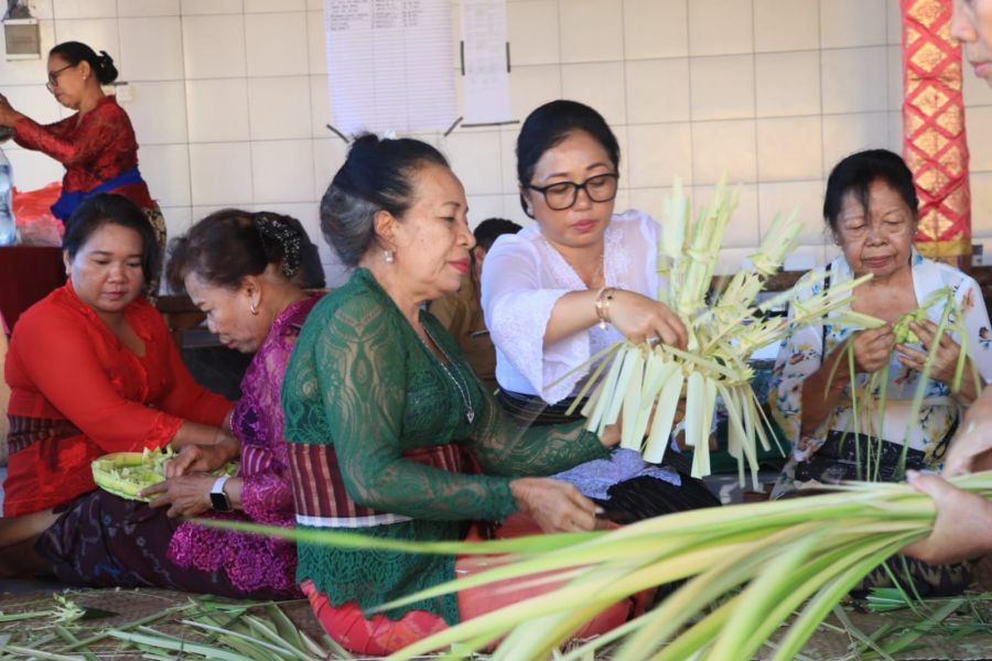Pelatihan pembuatan banten yang dibuka langsung oleh Ketua WHDI Kota Denpasar, Ny. Sagung Antari Jaya Negara, di Banjar Buaji, Kelurahan Sumerta, Kecamatan Denpasar Timur, Denpasar, Bali, Senin (30/3/2026). (foto/sukadana)