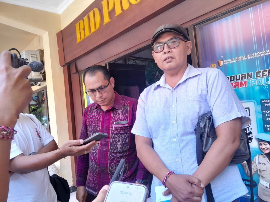 Didampingi kuasa hukumnya, seorang warga Badung berinisial IGA (38) melaporkan penyidik Polres Badung ke Bidang Profesi dan Pengamanan (Bidpropam) Polda Bali, Jumat (6/3/2026). (foto/hes)