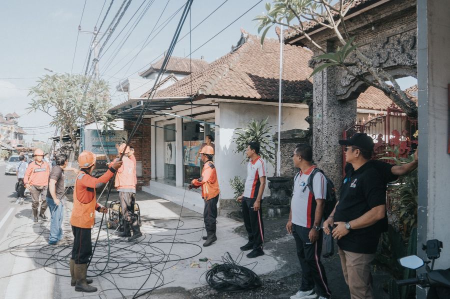 Penertiban utilitas di wilayah Desa Darmasaba, Kecamatan Abiansemal, Badung, Bali, Jumat (10/4/2026). (foto/adi)