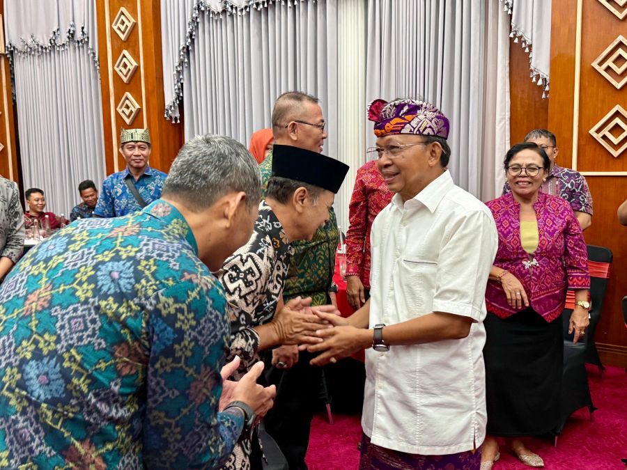 Gubernur Bali Wayan Koster menggelar ramah tamah dalam rangka menyambut hadirnya Hari Raya Nyepi Tahun Çaka 1948 yang hampir bersamaan dengan Hari Raya Idupfitri 1447 Hijriah, guna mempererat hubungan silaturahmi serta meningkatkan sinergi antara Pemprov Bali dengan Unsur Forkopimda, FKUB, Majelis dan Lembaga Keagamaan serta Organisasi Masyarakat, di Gedung Kertha Sabha, Jayasabha, Denpasar, Bali, Senin (16/3/2026). (Foto/sukadana)