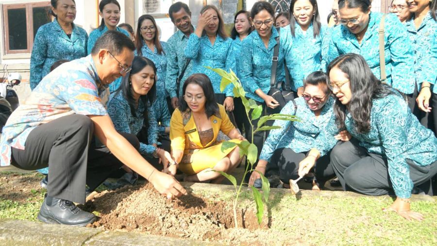 podiumnews.com-Jaga Ketahanan Pangan, PKK Badung Bagikan Bibit Tanaman